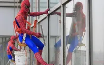 Những siêu anh hùng lau cửa sổ bệnh viện nhi ở Sao Paulo
