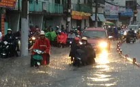 Nhiều tuyến đường ở TP.HCM thành sông sau trận mưa to