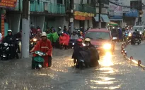 TP.HCM: Mưa lớn 3 giờ đồng hồ gây ngập đường, kẹt xe