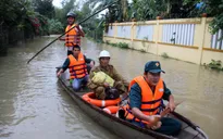 Quảng Ngãi cứu trợ lương thực cho người dân vùng bị cô lập do lũ