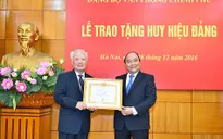 Nguyên Phó Thủ tướng Vũ Khoan nhận huy hiệu 55 năm tuổi Đảng