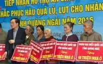 Đồng chí Nguyễn Hòa Bình thăm và tặng quà người dân vùng lũ Quảng Ngãi