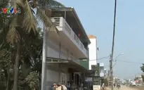 Quảng Ngãi: Đường méo mó vì... nhà siêu mỏng