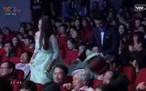 Clip: Quang Tuấn liên tục nâng chân váy giúp Nhã Phương