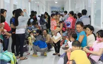 Các bệnh viện nhi tại TP.HCM quá tải do bệnh hô hấp