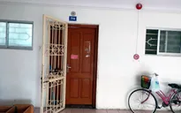 Cháu bé 11 tuổi "bị mẹ cấm đi học" lang thang ngoài đường