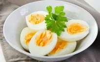 Người bị mỡ máu cao có thể ăn trứng thoải mái?