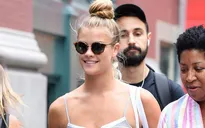 Tình mới của Leonardo DiCaprio thả dáng trên phố