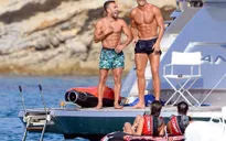 Sắp hồi phục chấn thương, Ronaldo cười tít mắt trên du thuyền ở Ibiza