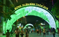 Hàng chục nghìn người dân TP.HCM đổ ra đường đón chào năm mới