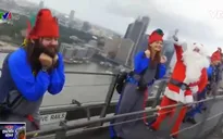 Australia: Ông già Noel leo lên cầu cảng Harbor