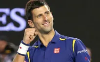 Novak Djokovic nhảy cực dẻo cùng chị em trong phòng tập