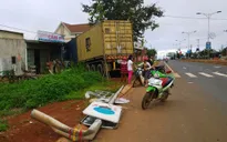 Xe container nổ lốp, húc đổ 2 căn nhà