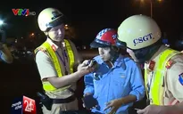 Muôn kiểu phản ứng khi bị đo nồng độ cồn tại TP.HCM