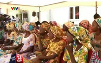 Niềm vui đoàn tụ của các em gái bị Boko Haram bắt cóc
