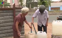 Bà cụ phát nước ngọt miễn phí ở tâm vùng hạn mặn