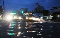 Mưa lớn kết hợp triều cường, TP.HCM ngập sâu