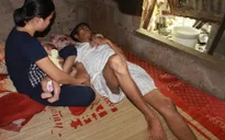 Cha gặp tai nạn, 2 con thơ bị dị tật bẩm sinh rơi vào cảnh đói khát