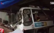 Ô tô khách đâm sập hai căn nhà trên Quốc lộ 56