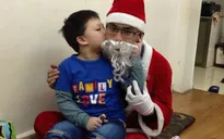 Quần áo ông già Noel rẻ đẹp hút khách trước thềm Giáng sinh