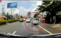 Hoảng hồn xe ô tô đánh võng ở tốc độ cao trên quốc lộ đông đúc