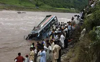 Xe bus rơi xuống sông ở Pakistan, 23 người thiệt mạng