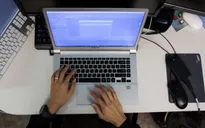 Công chức Singapore không được truy cập internet ở công sở