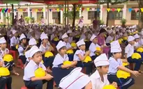 Phát mũ bảo hiểm cho trẻ em