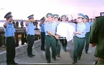 Đưa thi thể phi công Trần Quang Khải vào bờ