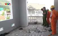 Gắn biển quảng cáo, 3 công nhân bị điện giật bỏng nặng