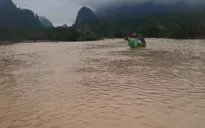 Nhiều tuyến đường tại miền Trung ngập sâu trong mưa lũ