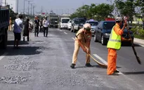 TP.HCM: CSGT quét dọn đá dăm đổ tràn ra đường