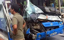 Xe tải dìu xe khách mất phanh đổ đèo thoát tai nạn thảm khốc