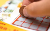 Trúng số 1 triệu USD hai tuần sau khi trúng 1.000USD