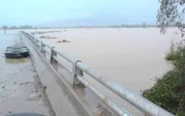 Hà Tĩnh: Hai người đàn ông lao xuống dòng lũ cứu sống 2 học sinh