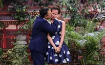 Tự Long "cắn" bạn diễn nữ trên sân khấu Ơn giời! Cậu đây rồi