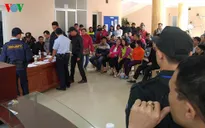 Xếp hàng dài mua vé xem ĐT Việt Nam - Indonesia qua đường công văn