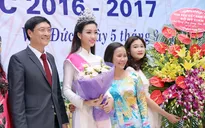 Tân Hoa hậu Mỹ Linh tươi tắn dự lễ khai giảng trường cũ