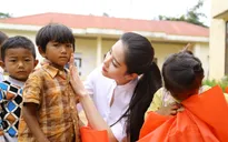 Hoa khôi Nam Em vượt 300km mang trung thu đến với trẻ em K'Ho