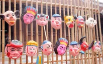Em nhỏ Hà thành sáng tạo mặt nạ giấy bồi “chú Tễu, thằng Bờm”