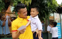 ĐTQG Việt Nam thăm làng trẻ SOS: Tiếp thêm động lực từ những vòng tay yêu thương