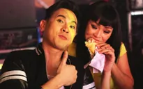 Phương Thanh tranh phần bánh mì với Nguyên Vũ ở Sài Gòn đêm thứ 7