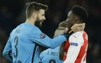 HLV Barcelona chỉ đạo Pique phạm lỗi để tẩy thẻ?