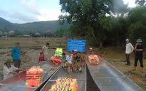 Cộng đồng người Việt tại Nga tặng thuyền người dân vùng lũ
