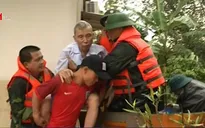 Ấm lòng cảnh quân đội giúp dân trong mưa lũ
