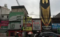 Hầu hết quán karaoke ở quận Đống Đa có biển quảng cáo lấp kín 70% mặt tiền