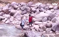 Gian nan con đường đến trường mùa mưa lũ ở Quảng Bình