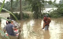 Người dân miền Trung kiệt sức vì lũ dồn dập