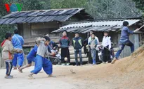 Vui nhộn trò chơi đánh quay của người Mông