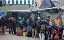 Vẫn còn hàng trăm trẻ em tị nạn vô gia cư chưa rời trại Calais